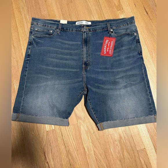 NWT Men’s size 42 Levi shorts - Picture 1 of 3
